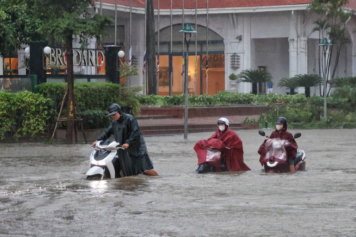 Dòng xe chết máy nối đuôi nhau trên đường Liễu Giai.