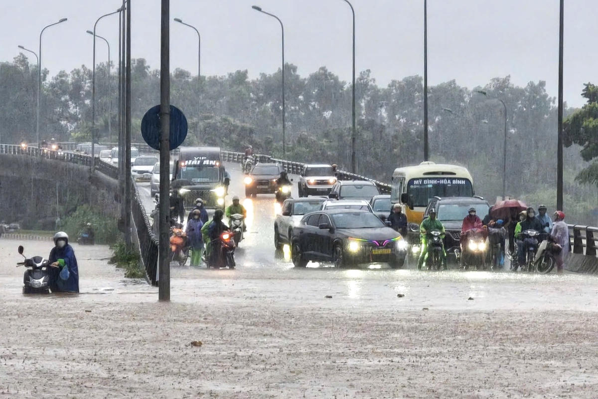 Theo Trung tâm Quản lý hạ tầng kỹ thuật (Sở Xây dựng Hà Nội), đến 7h30 ngày 7/10, mưa lớn diện rộng do hoàn lưu bão số 11 đã khiến nhiều khu vực nội và ngoại thành xuất hiện ngập úng cục bộ. Tổng lượng mưa trung bình đạt 100–200 mm, trong đó một số điểm như Ô Chợ Dừa 251,3 mm, Đại Mỗ 205,8 mm, Vĩnh Thanh 274 mm, Từ Liêm 209,2 mm, vượt ngưỡng cảnh báo.