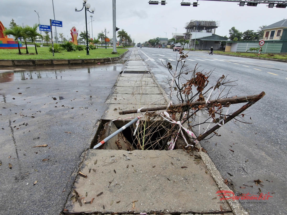 Nắp cống bị vỡ tại ngã tư nút giao đường Tâm Linh, cạnh khu Quảng trường trung tâm, thuộc phường Mạo Khê. Ảnh chụp ngày 6/10.
