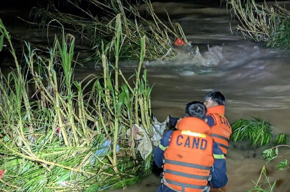 Lực lượng Cảnh sát PCCC và CNCH Công an tỉnh Sơn La nỗ lực tìm kiếm nạn nhân bị lũ cuốn trôi. Ảnh: CAT Sơn La.