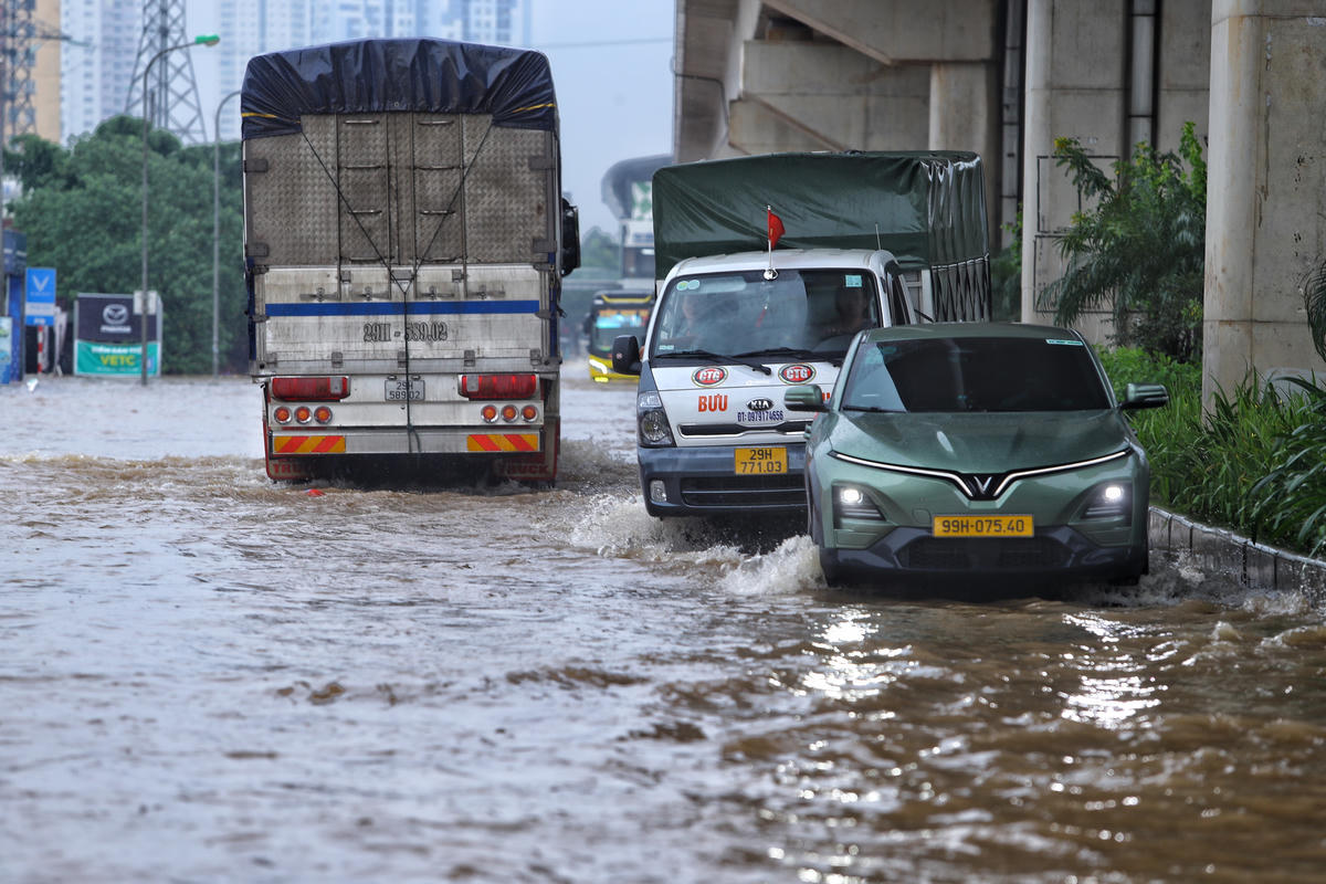 Để đảm bảo tiêu thoát nước cho khu vực, Công ty TNHH MTV Thoát nước Hà Nội đang tiếp tục vận hành các trạm bơm Yên Sở (14/20), Đồng Bông 2, Cổ Nhuế, Đông Trù, Đa Sỹ, Hà Trì, Mậu Lương, DPS, Cầu Chui, Đông Trù… để hạ mực nước trên hệ thống theo đúng quy định.