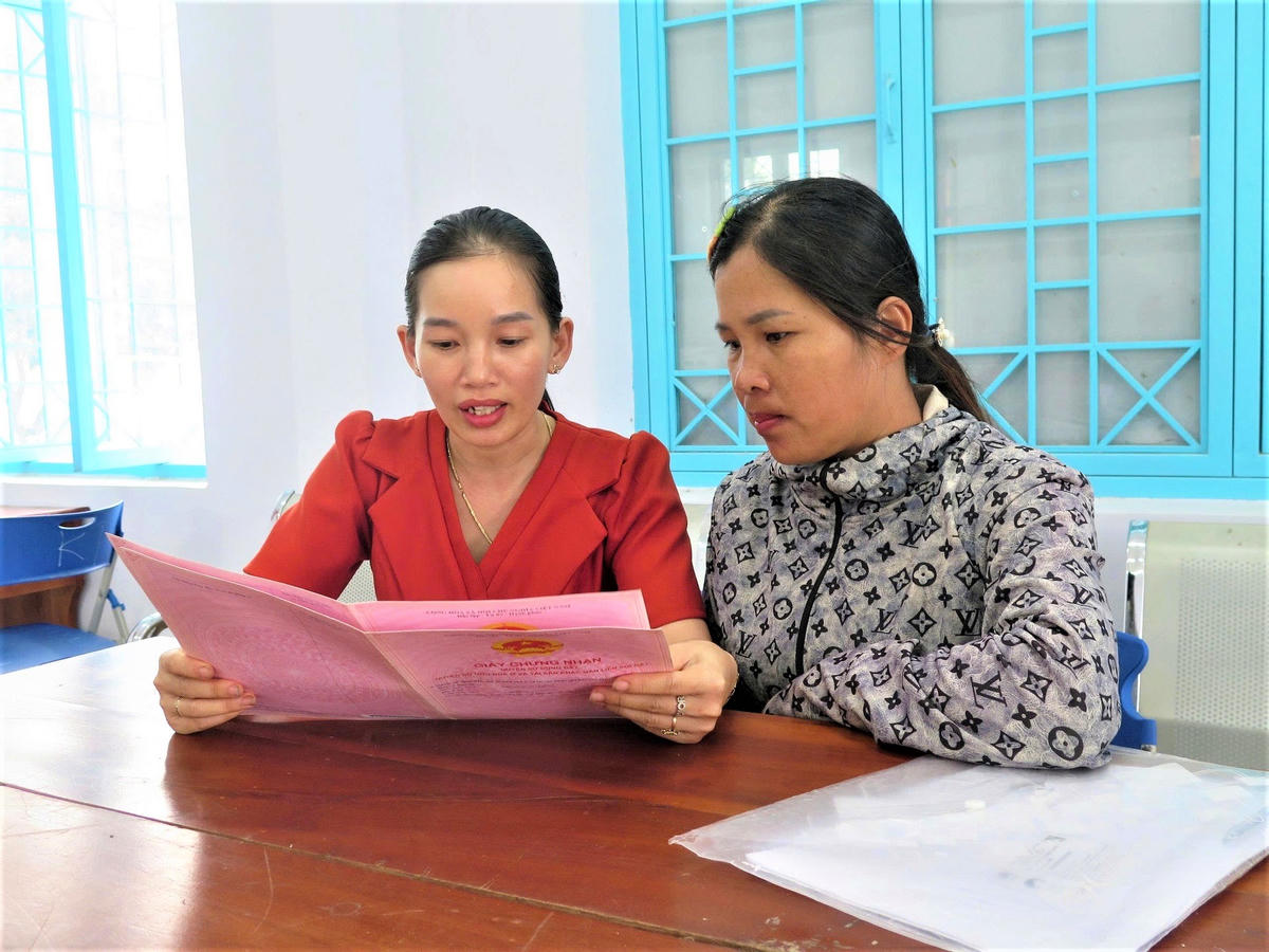 Cán bộ xã biên giới Dục Nông hướng dẫn người dân làm thủ tục về đất đai. Ảnh: CV.