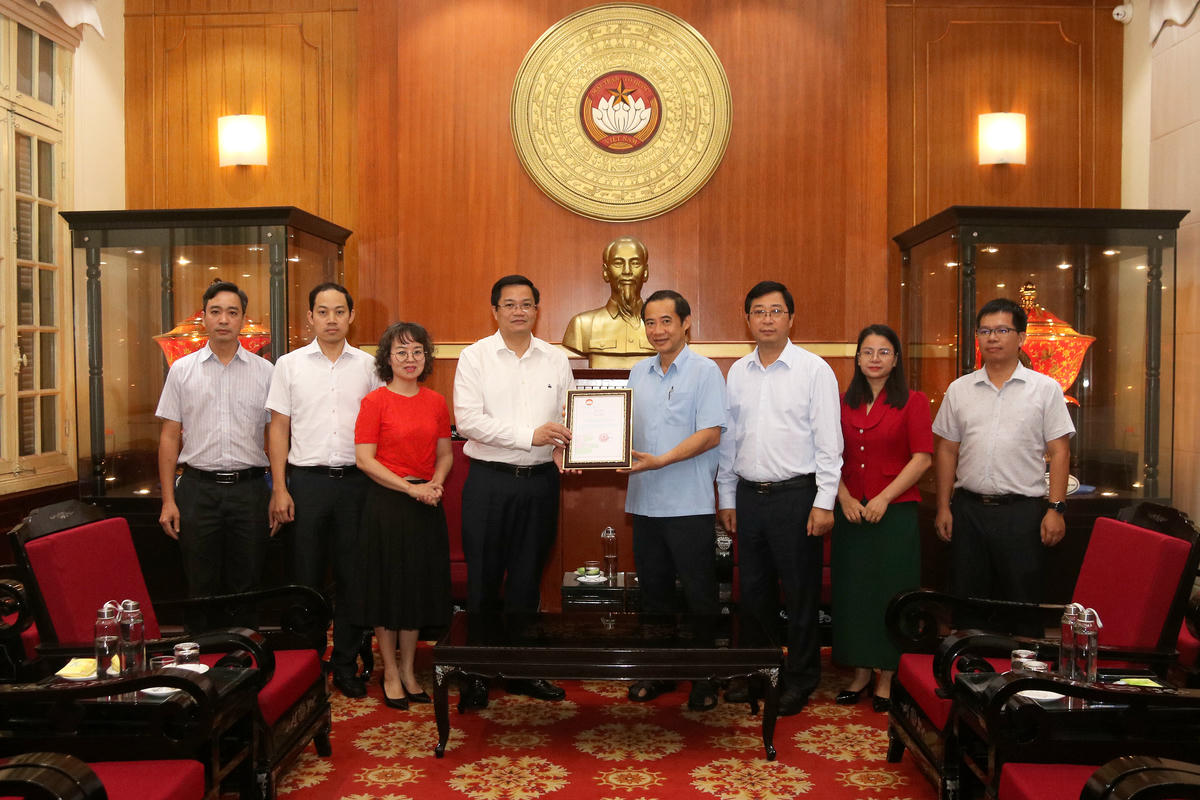 Phó Bí thư Đảng ủy MTTQ, các đoàn thể Trung ương Nguyễn Thái Học trao Thư cảm ơn cho Bộ Tài chính. Ảnh: Tiến Đạt.