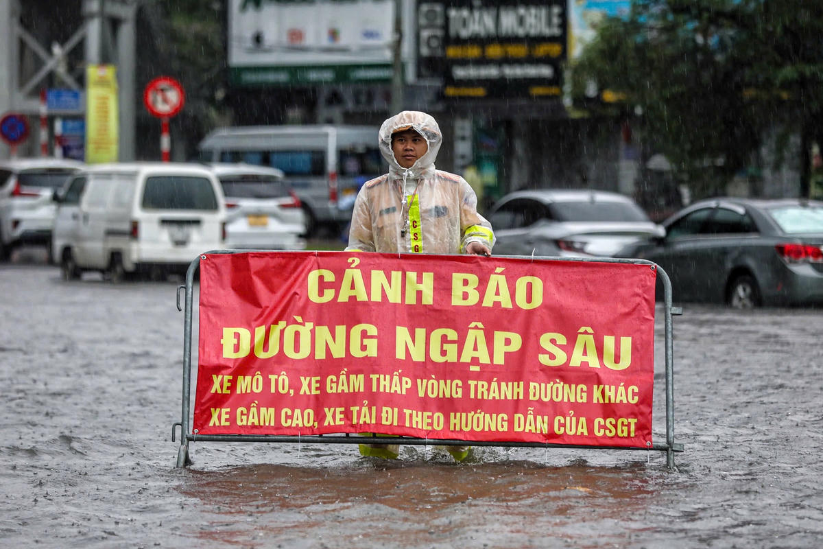Những tấm biển cảnh báo ngập sâu đã được lực lượng CSGT đặt tại vị trí ngập.
