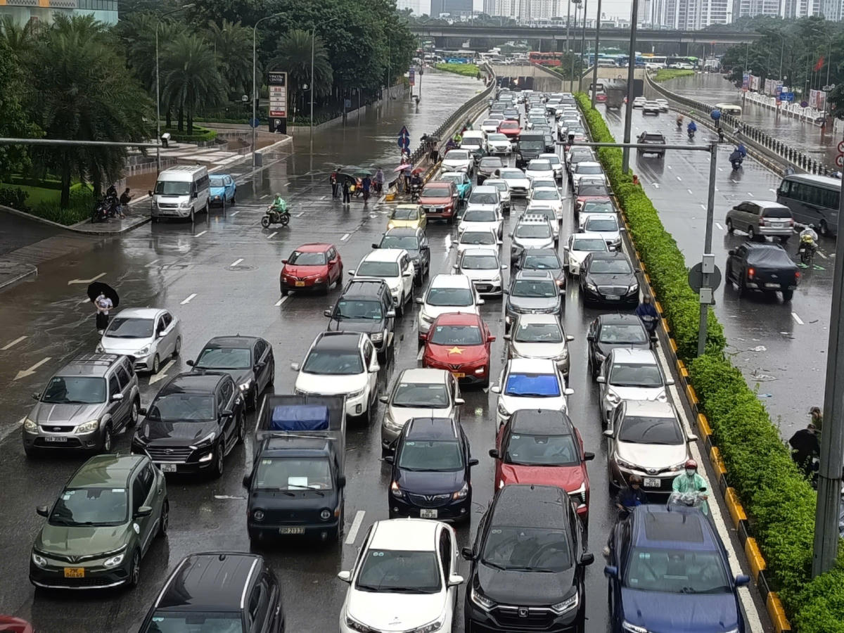 Hầm chui hướng Đại Lộ Thăng Long di chuyển hướng Trần Duy Hưng ùn tắc. Nhiều phương tiện phải quay đầu. Ảnh: Phạm Sỹ. 