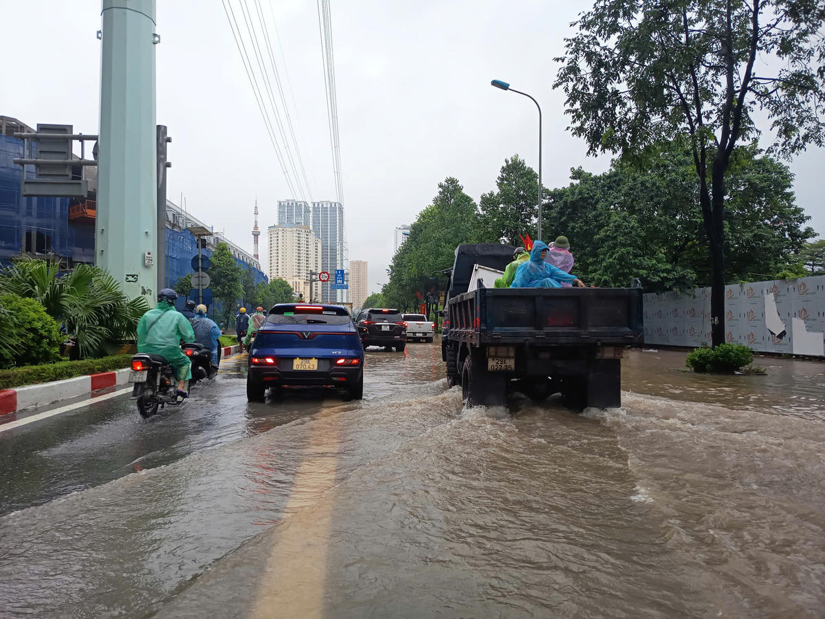 Trục đường Tố Hữu ngập cả 2 chiều.