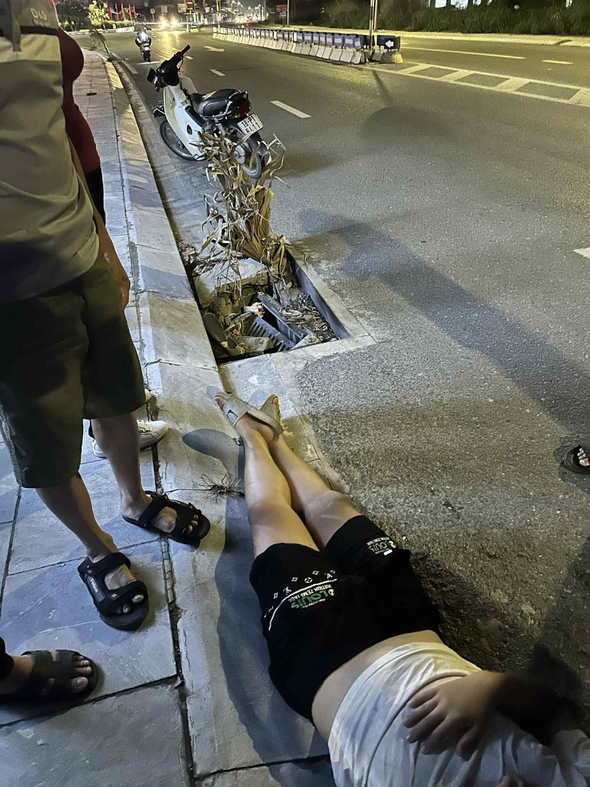 Cháu Hiếu bị tai nạn do điều khiển xe đạp lao vào nắp cống hở. Ảnh: Người dân cung cấp.