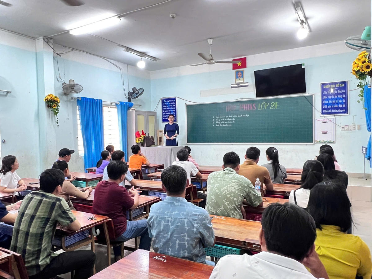 Giáo viên trao đổi với phụ huynh trong buổi họp phụ huynh đầu năm tại Trường Tiểu học Võ Thị Sáu (phường Tân Ninh, tỉnh Tây Ninh). Ảnh: NTCC