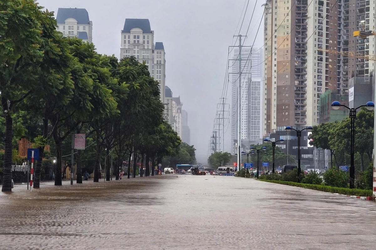 Hình ảnh đường phố chìm trong biển nước.