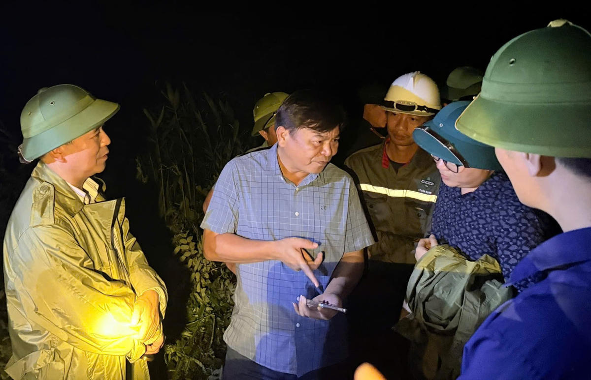 Thứ trưởng Nguyễn Hoàng Hiệp (thứ 2 từ trái sang) chỉ đạo trực tiếp tại hiện trường. Ảnh Hoàng Tính