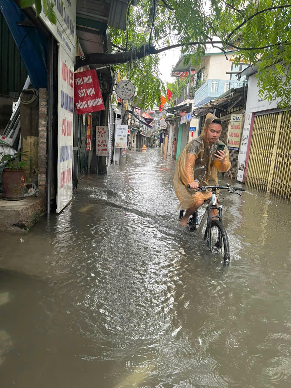 Tình trạng ngập sâu tại khu vực ngõ 230 Định Công Thượng, phường Định Công, TP Hà Nội.
