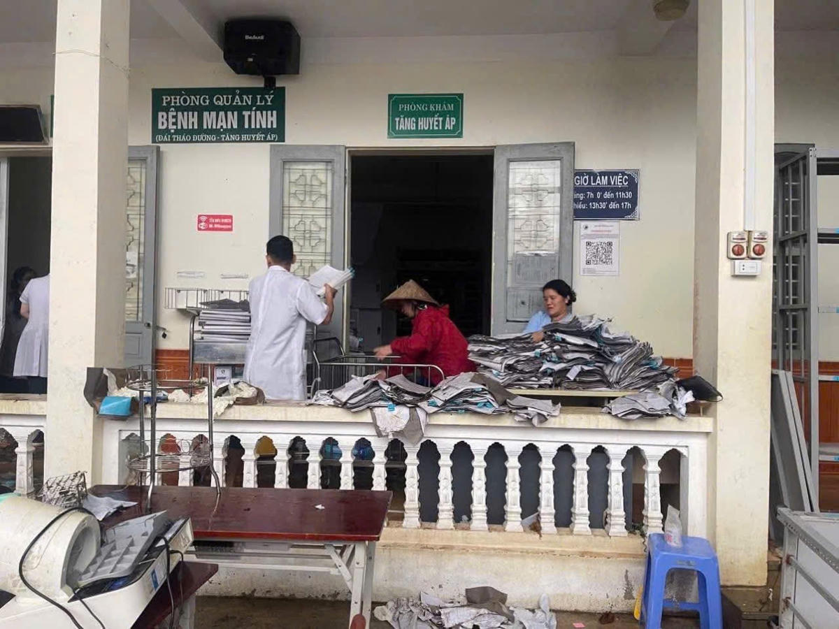 Mưa ngập, nhiều trang thiết bị, cơ sở hạ tầng của bệnh viên bị ảnh hưởng và thiệt hại. Ảnh: CTV