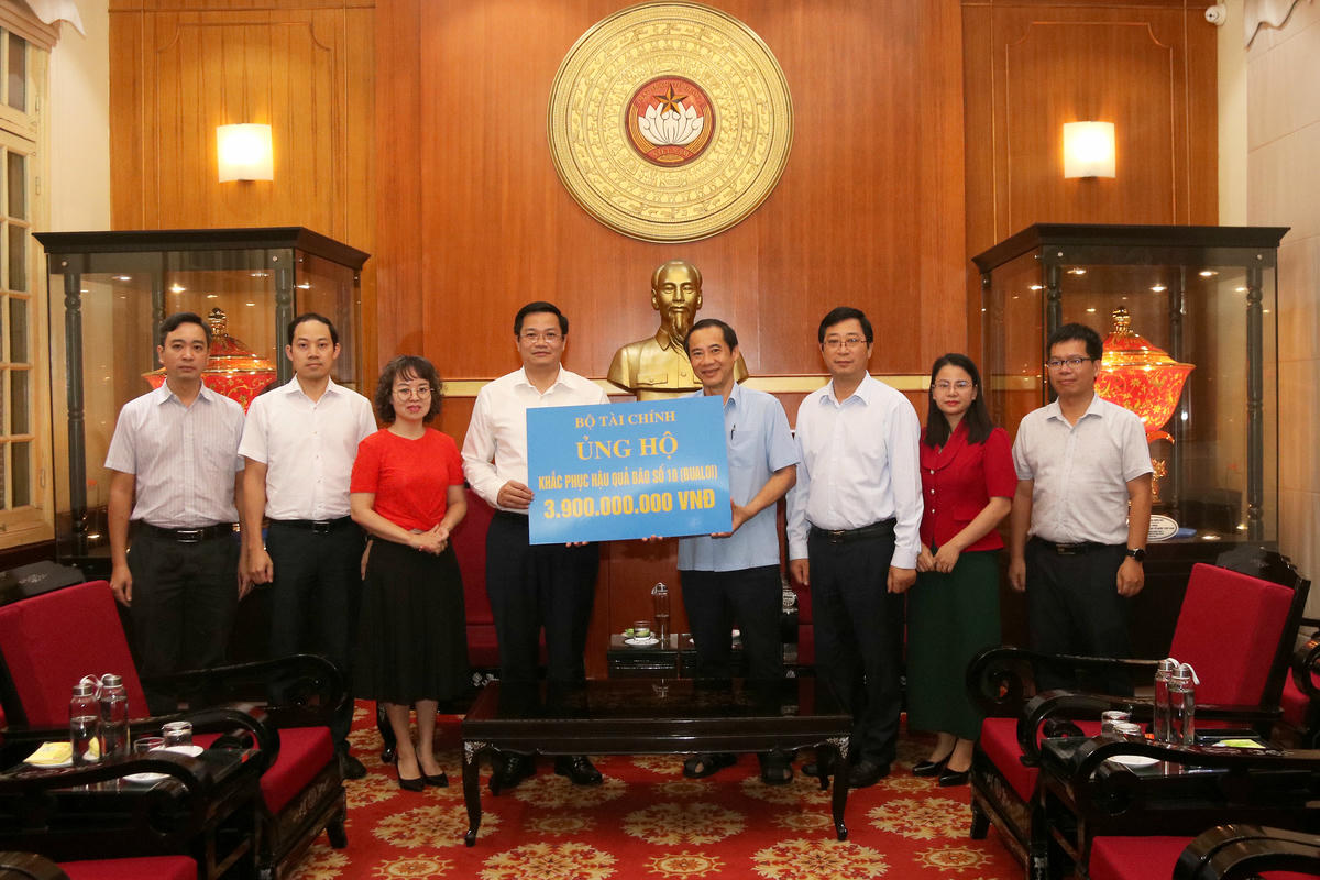 Ông Nguyễn Thái Học, Phó Bí thư Đảng ủy MTTQ, các đoàn thể Trung ương tiếp nhận ủng hộ từ Bộ Tài chính. Ảnh: Tiến Đạt.