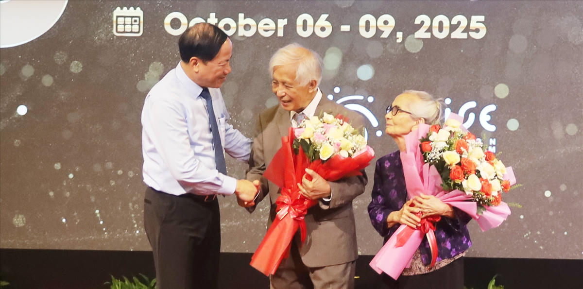 Chủ tịch UBND tỉnh Gia Lai Phạm Anh Tuấn tặng hoa chúc mừng vợ chồng GS Trần Thanh Vân và GS Lê Kim Ngọc vừa được Tổng thống Pháp trao Huân chương Bắc đẩu Bội tinh bậc Sĩ quan.
