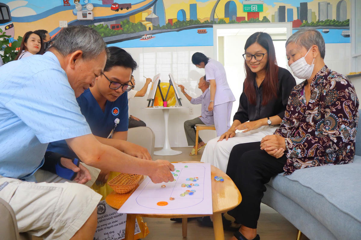Mô hình chăm sóc người cao tuổi trong ngày vừa được Bệnh viện Phục hồi chức năng – Điều trị bệnh nghề nghiệp TPHCM triển khai. 	Ảnh: BVCC