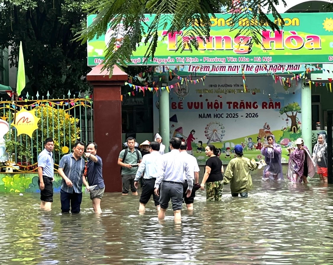 Lãnh đạo Sở GDĐT Hà Nội kiểm tra công tác dạy học tại Trường Mầm non Trung Hòa. Ảnh: T.N.