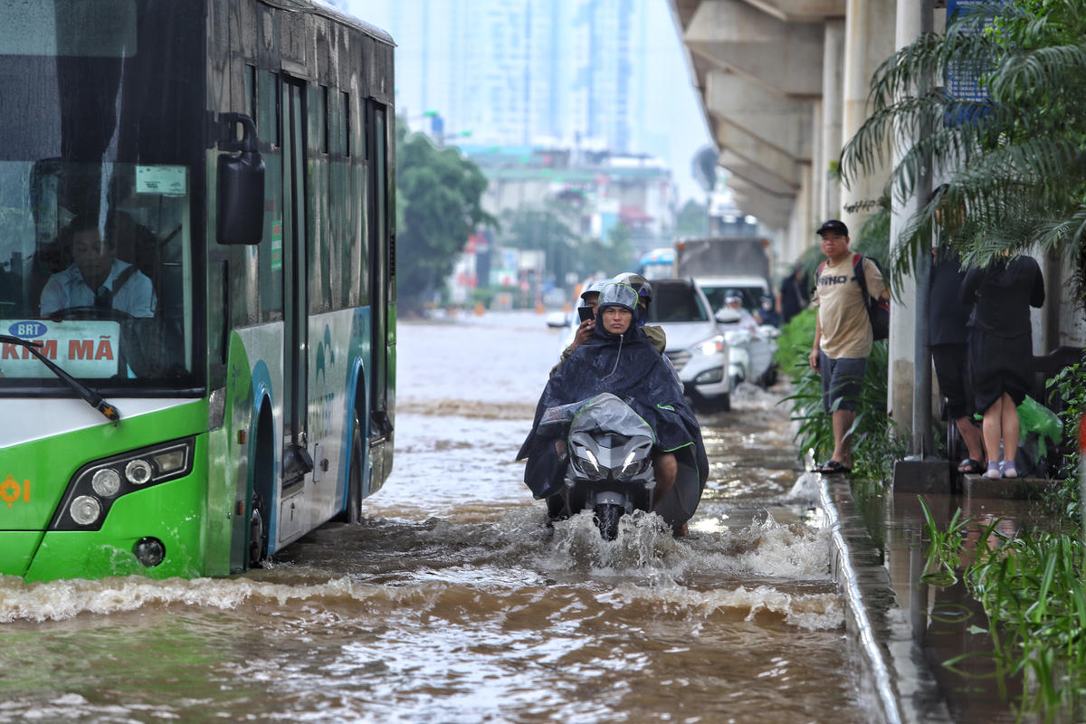 Nhiều tuyến đường ở Hà Nội bị ngập úng do hoàn lưu bão số 11.