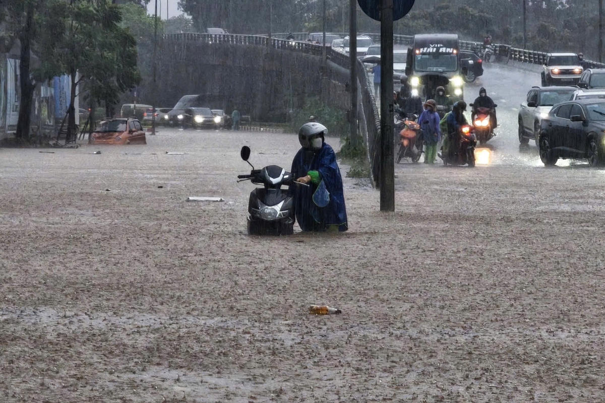 Tại tuyến đường Châu Văn Liêm, nhiều phương tiện đã chết máy.