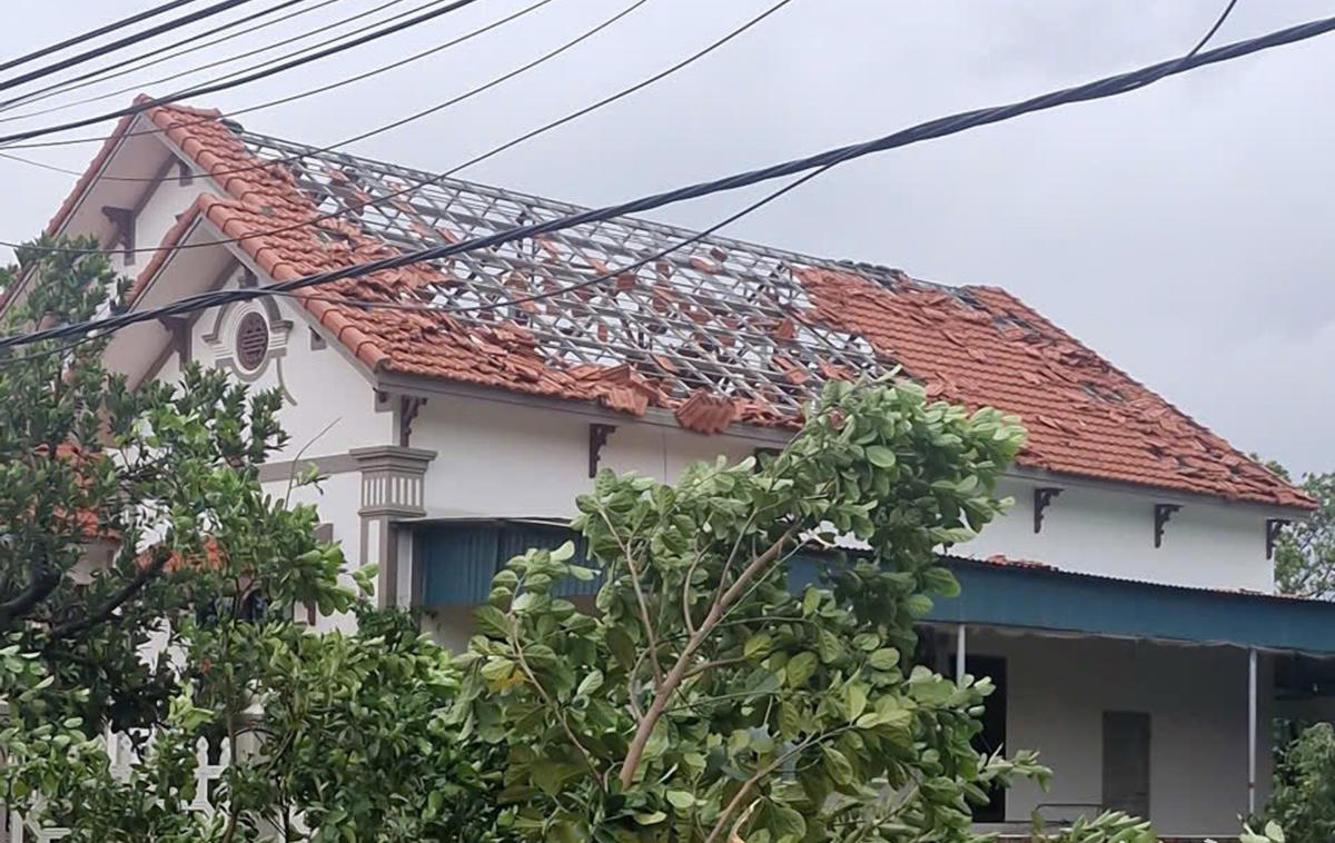 Lốc xoáy làm tốc mái nhà của người dân phường Chu Văn An.. 