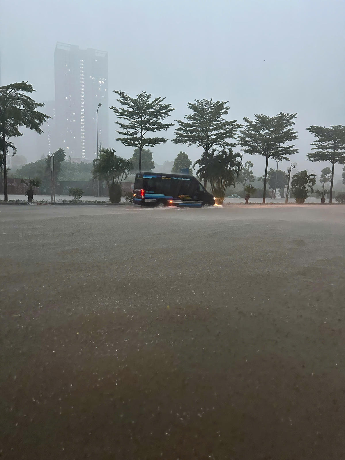 Mưa lớn gây ngập trên đường Dương Đình Nghệ.