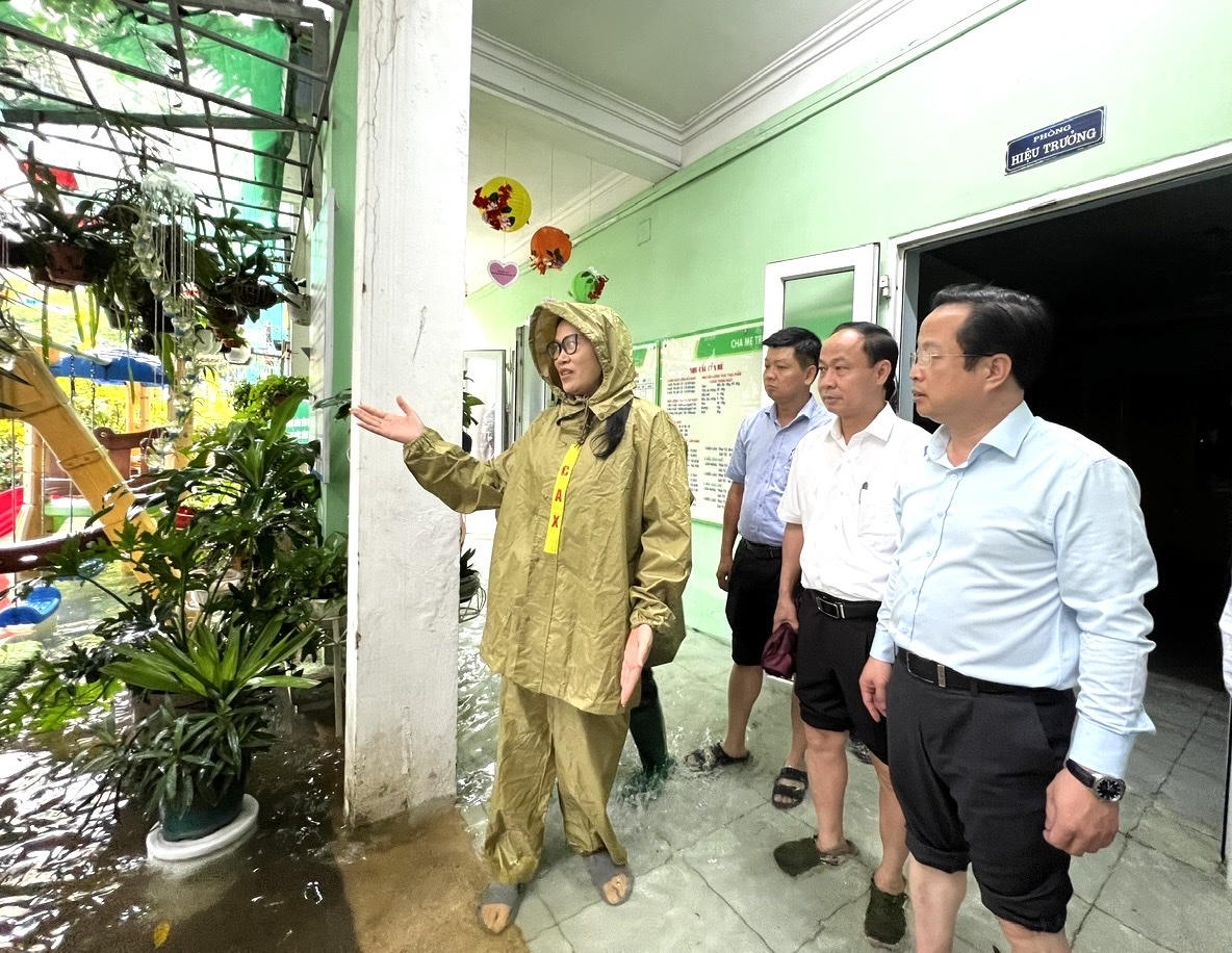 Lãnh đạo Sở GDĐT Hà Nội&nbsp;ghi nhận sự chủ động, linh hoạt của các nhà trường trong việc chuyển trạng thái dạy học và bảo đảm an toàn cho học sinh. Ảnh: T.N.