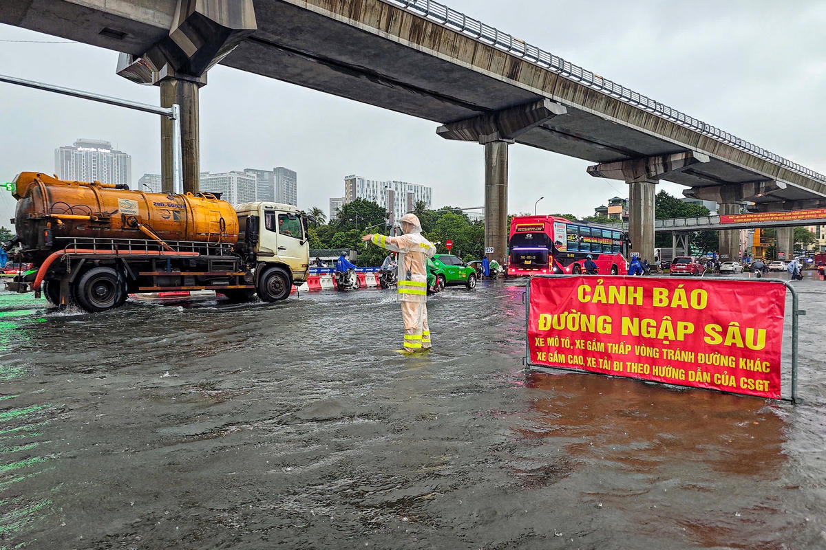 Lực lượng chức năng, cùng biển cảnh báo được đặt tại khu vực cầu vượt Mai Dịch.