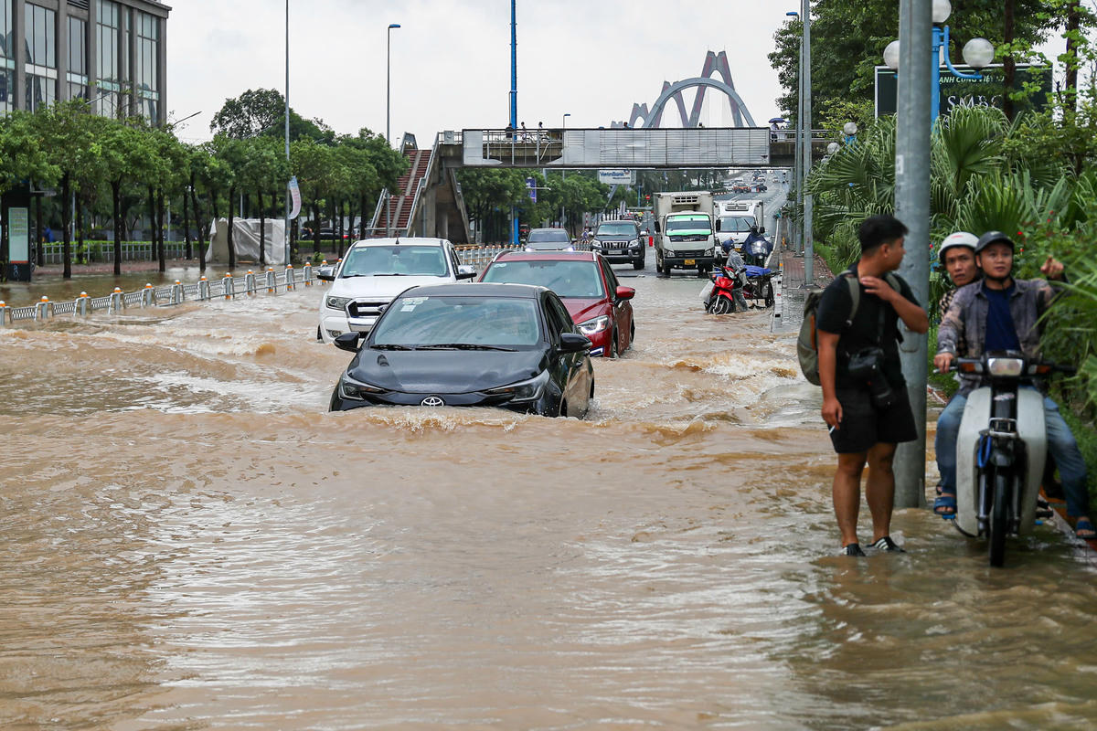 Theo ghi nhận của PV Báo Đại đoàn kết, sáng 7/10, tuyến đường Võ Chí Công tiếp tục ngập sâu do ảnh hưởng bởi hoàn lưu bão số 11.