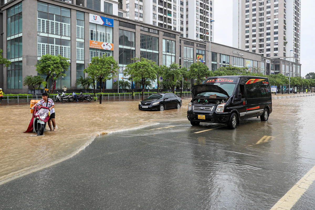 Xe máy, ô tô bị hư hỏng khi đi qua đoạn ngập.