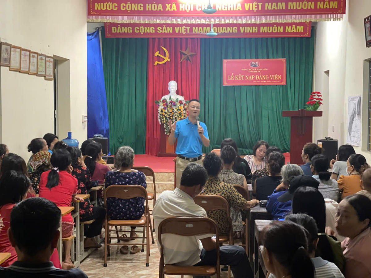 Tuyên truyền chính sách tại cơ sở. Ảnh: Thế Hưng.