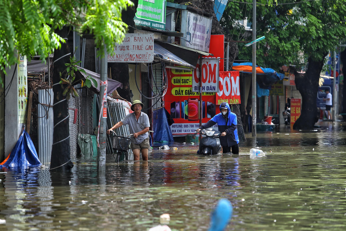 Người dân phải dắt phương tiện, để di chuyển qua đoạn ngập.