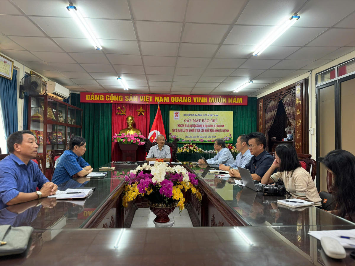 Trung tướng Hoàng Khánh Hưng, Chủ tịch Hội Hỗ trợ gia đình liệt sĩ Việt Nam chủ trì buổi gặp mặt báo chí Ảnh: N. Hoa