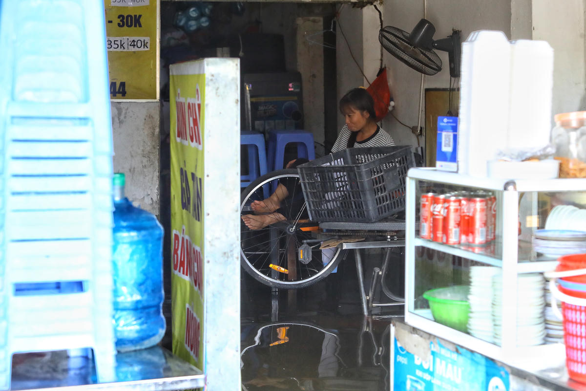 Nước tràn vào nhà, người dân phải kê cao đồ đạc trong nhà.