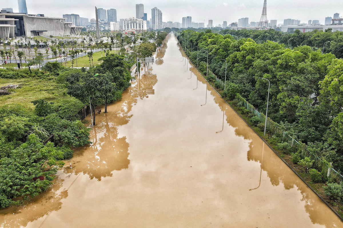 Tại khu vực đường gom Đại lộ Thăng Long vẫn mênh mông "biển nước".