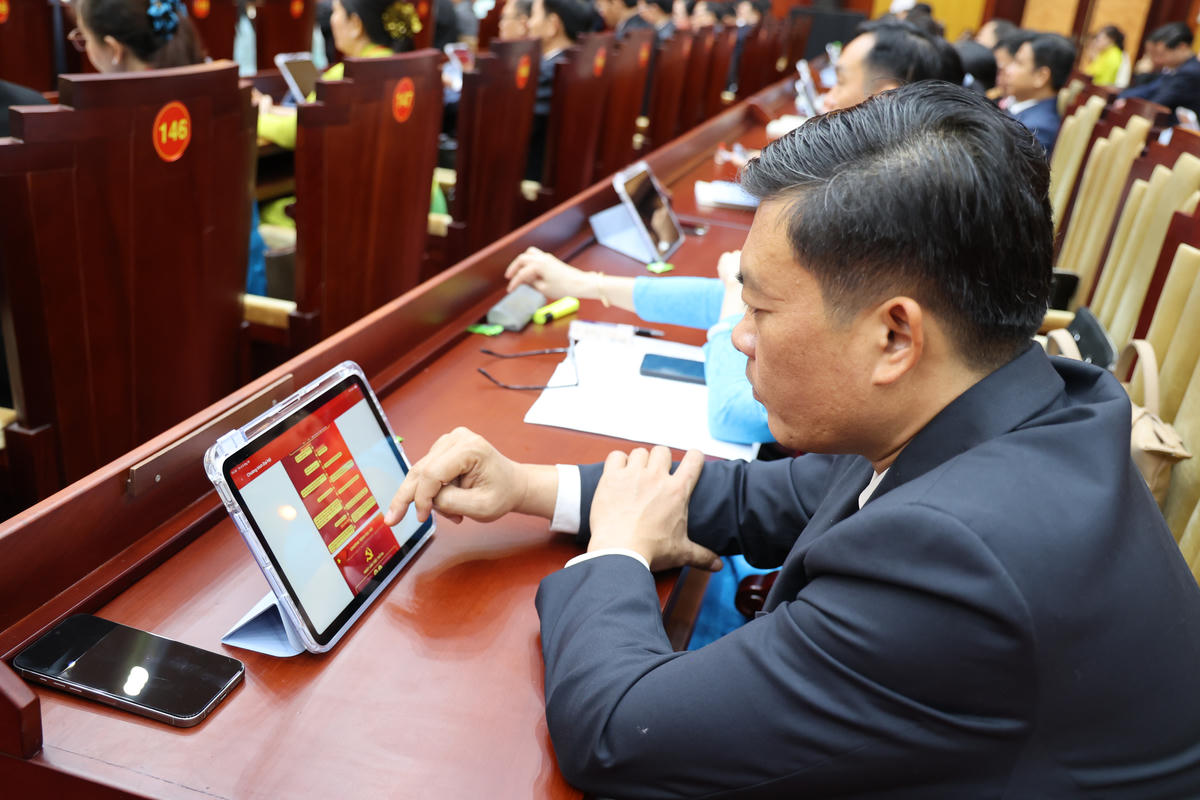 Các đại biểu được trang bị thiết bị máy tính khi họp và thảo luận. Ảnh: BTC.