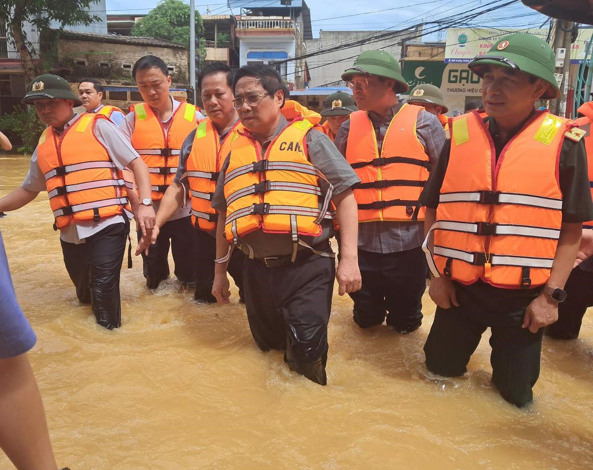 Thủ tướng Phạm Minh Chính tới Thái Nguyên thăm hỏi người dân, chỉ đạo khắc phục hậu quả mưa lũ. Ảnh: VGP