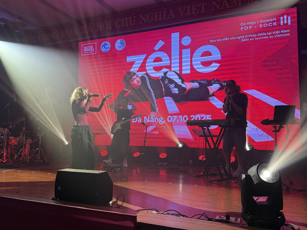 Phong cách trình diễn sôi động của nhóm nhạc Pháp. Ảnh: Nguyễn Tú.