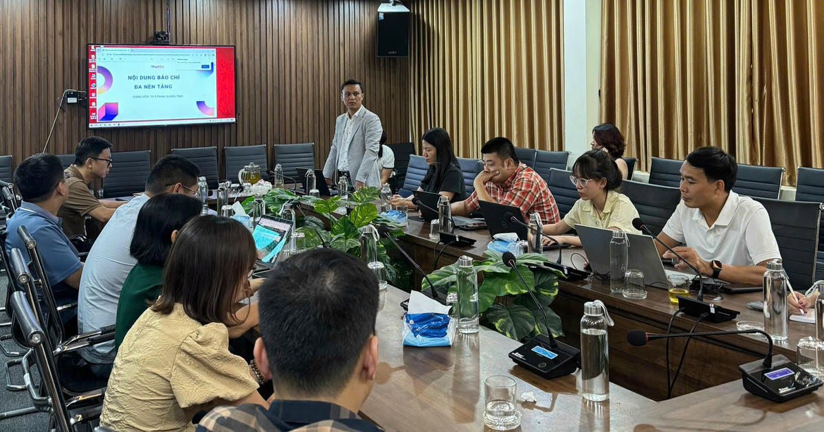 Ông Phạm Quang Trực - Giám đốc Đào tạo Công ty Digilife trao đổi về xu hướng truyền thông đa nền tảng và ứng dụng công nghệ số trong sản xuất nội dung.