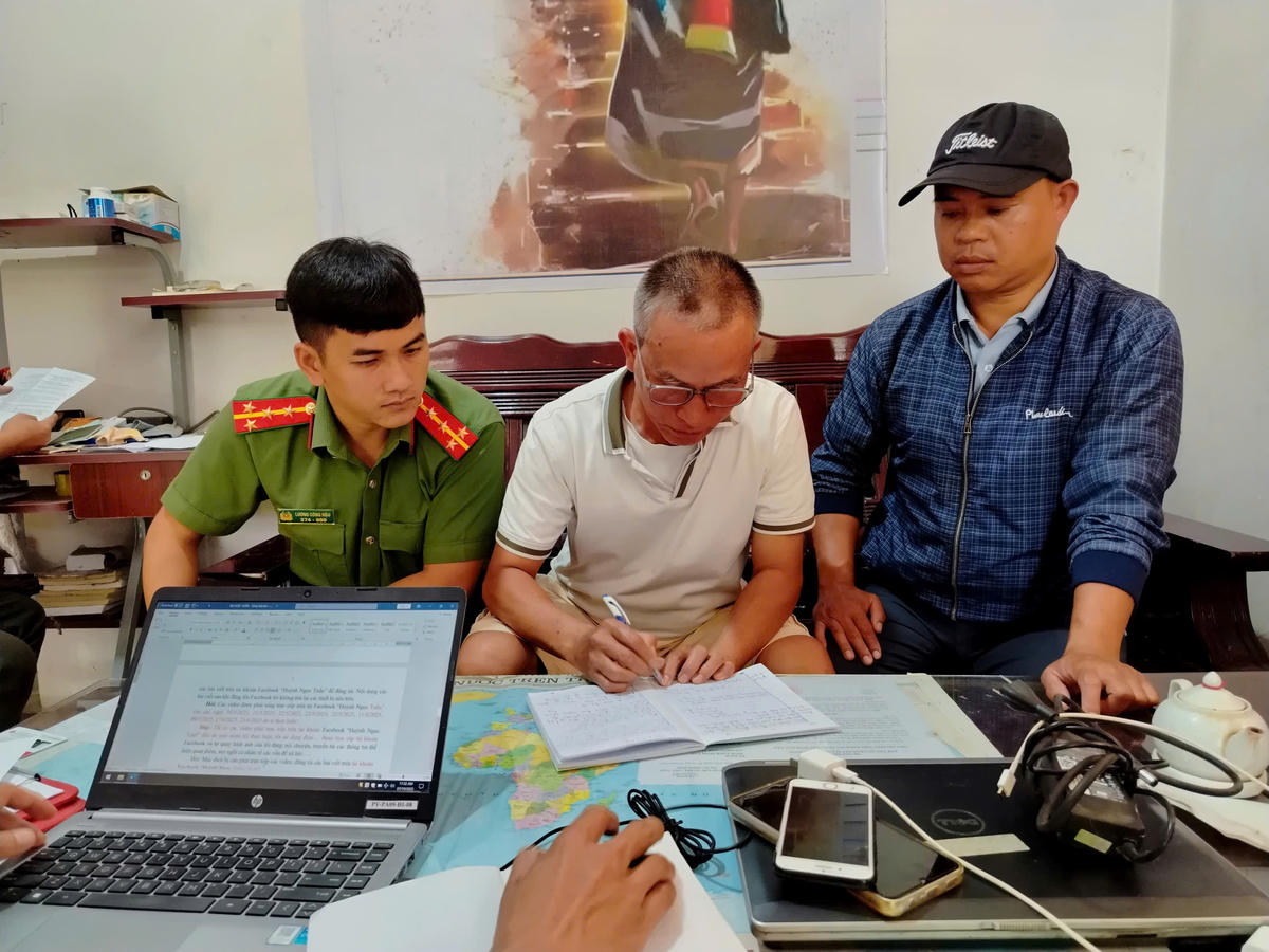 Đối tượng Huỳnh Ngọc Tuấn (áo trắng) tại cơ quan điều tra. Ảnh: SĐ.