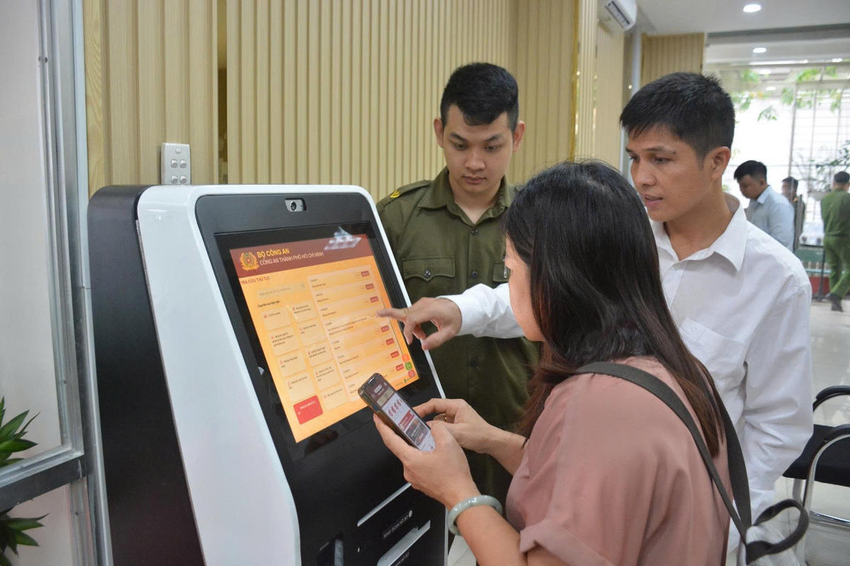 Người dân phường Sài Gòn trải nghiệm thực hiện thủ tục hành chính trên nền tảng số tại điểm Công an phường Sài Gòn vào sáng 8/10. Ảnh: Hồng Phúc.