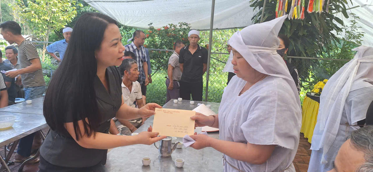 Bà Ngụy Thị Tuyến – Phó Chủ tịch thường trực Ủy ban MTTQ tỉnh trao hỗ trợ cho gia đình ông Trần Văn Hiện, bản Khe Ngọn. Ảnh: NC