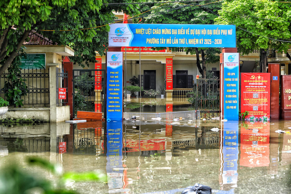 Trụ sở phường Tây Mỗ bị ngập úng.