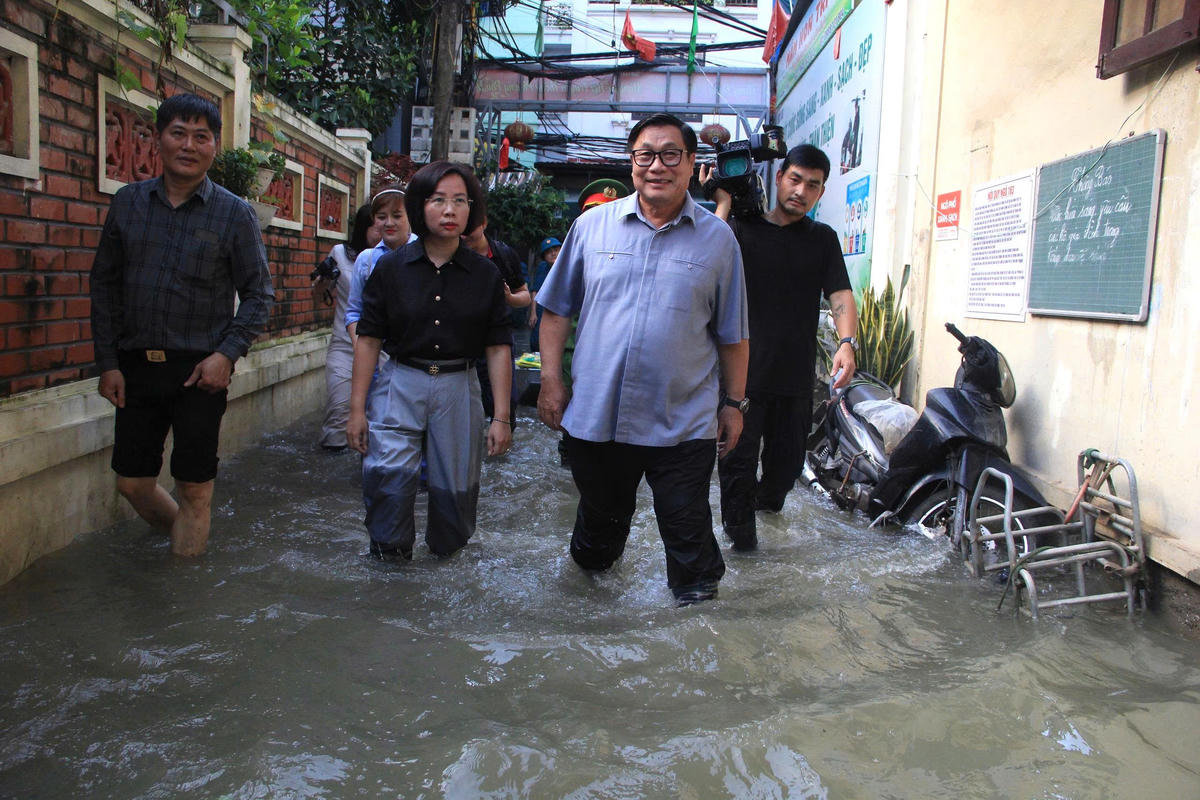 Đoàn công tác vào thăm người dân bị ảnh hưởng do mưa bão tại phường Từ Liêm. Ảnh: PV