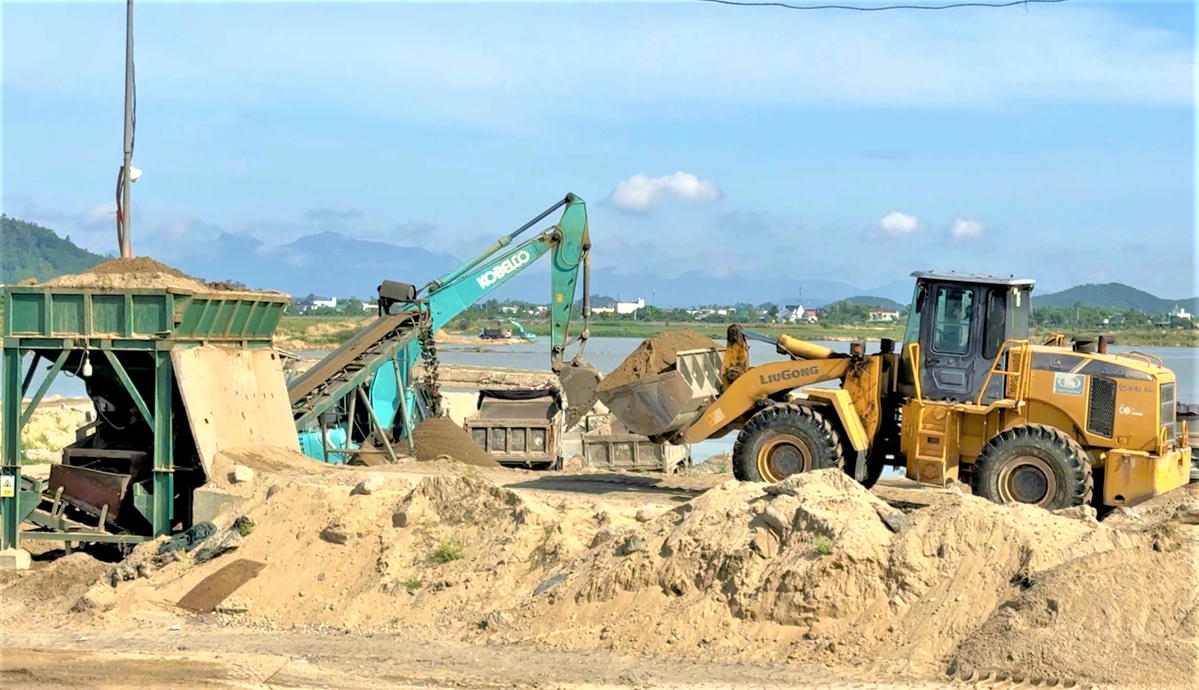 Một địa điểm khai thác khoáng sản ở Quảng Ngãi. Ảnh: CV.