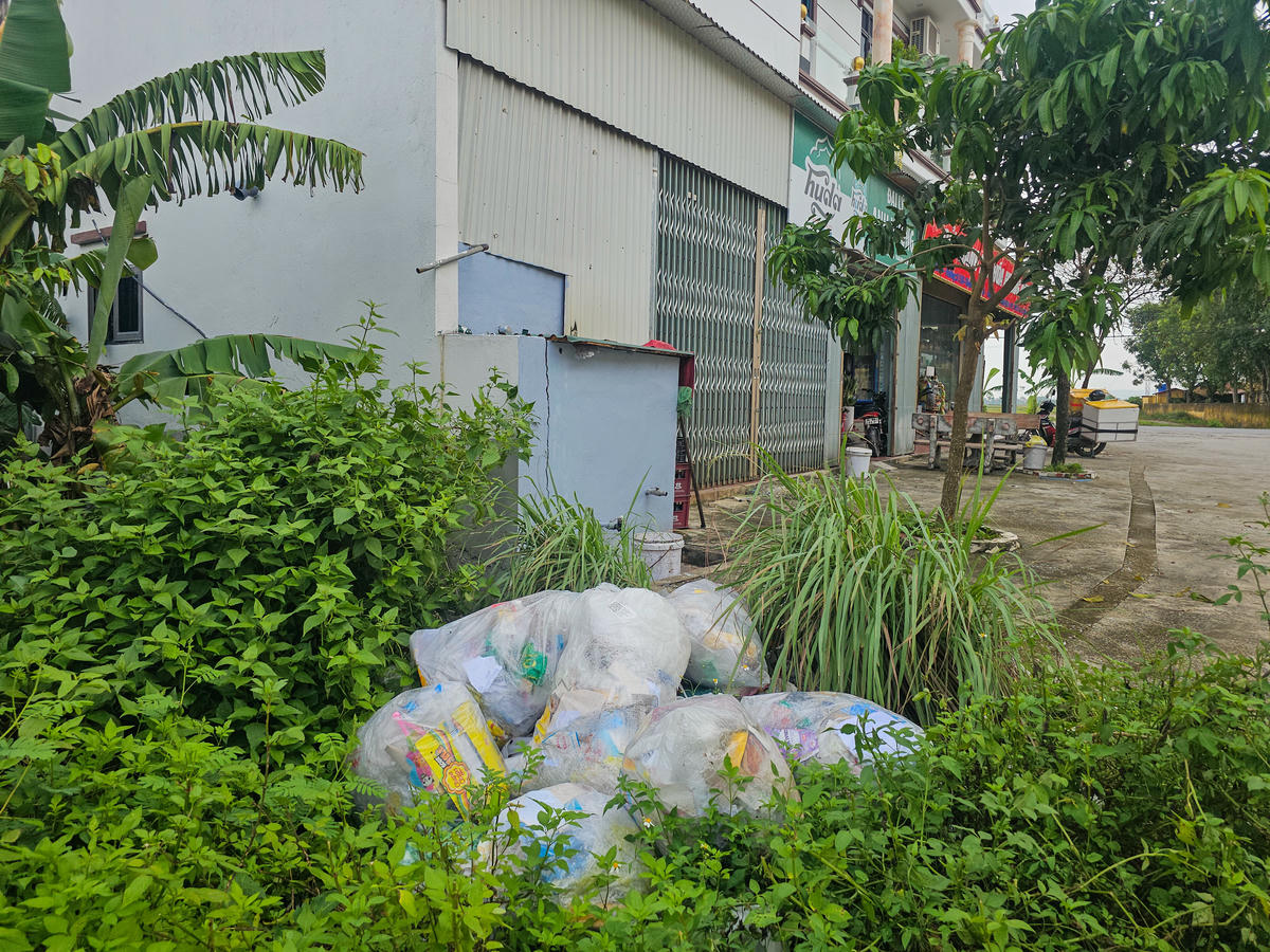 Việc chậm trễ thu gom rác dẫn tới việc gây ô nhiễm môi trường. Ảnh: Đình Minh
