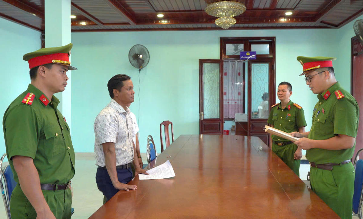 Cơ quan điều tra, Công an thành phố Huế tống đạt quyết định khởi tố vụ án, khởi tố bị can và ra lệnh bắt tạm giam đối tượng Dương Đăng Khoa có hành vi nhận hối lộ. Ảnh: T.H.