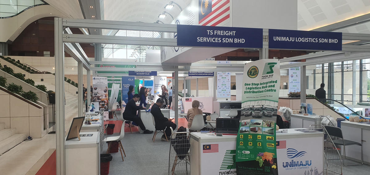 Một gian hàng ở triển lãm. Ảnh:H.H.