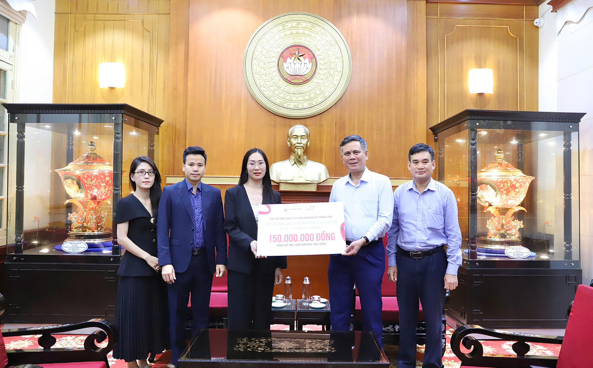 Ông Trần Thắng, Phó Bí thư Đảng uỷ MTTQ, các đoàn thể Trung ương tiếp nhận ủng hộ từ tập thể cán bộ công nhân viên Công ty Cổ phần kinh doanh địa ốc Trường Phát. Ảnh: N. Hiển