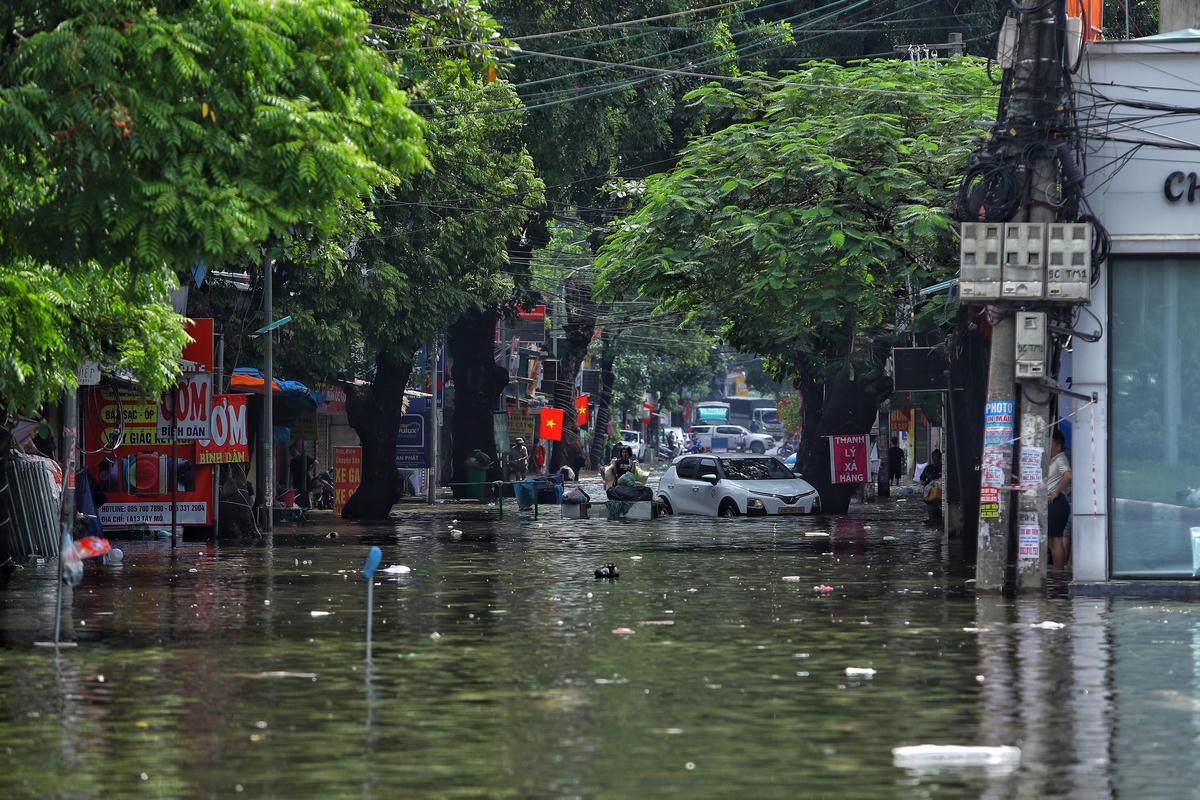 Tại khu vực phường Tây Mỗ hiện nước vẫn ngập sâu từ 30-50 cm.