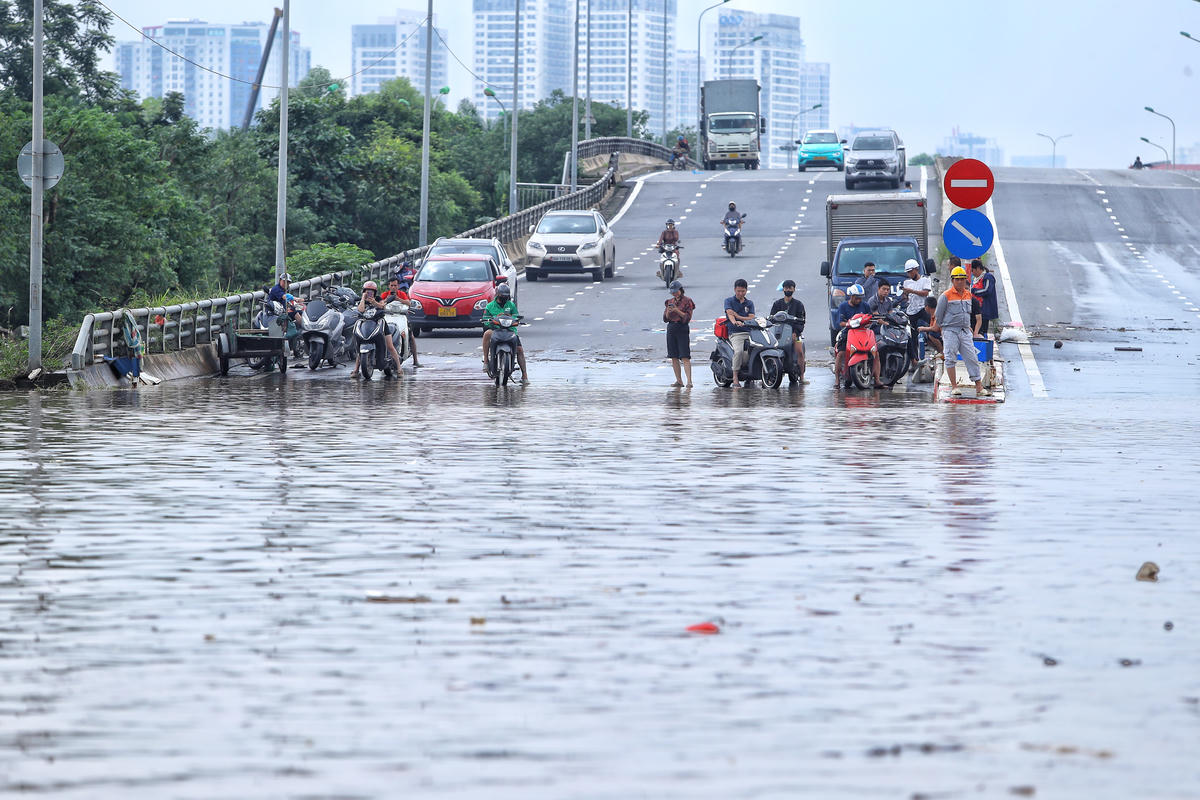 Nhiều phương tiện 'bất lực' vì khu vực cầu Ngà ngập sâu từ&nbsp; 30-50 cm.