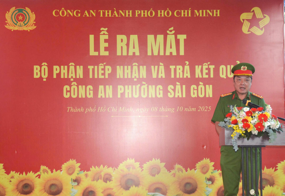 Đại tá Nguyễn Đình Dương - Phó Giám đốc Công an TP Hồ Chí Minh phát biểu tại điểm phường Sài Gòn. Ảnh: H.Phúc.